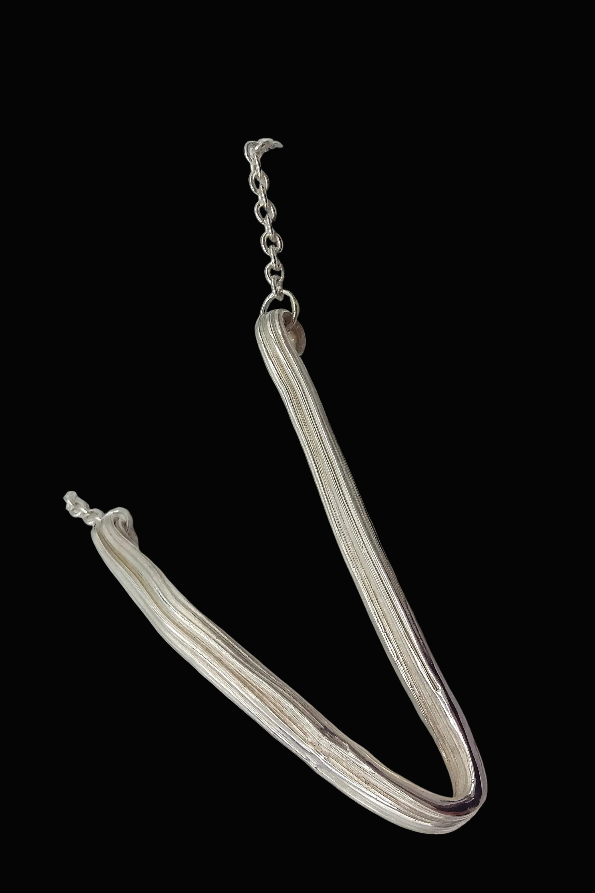 VEE NECKLACE