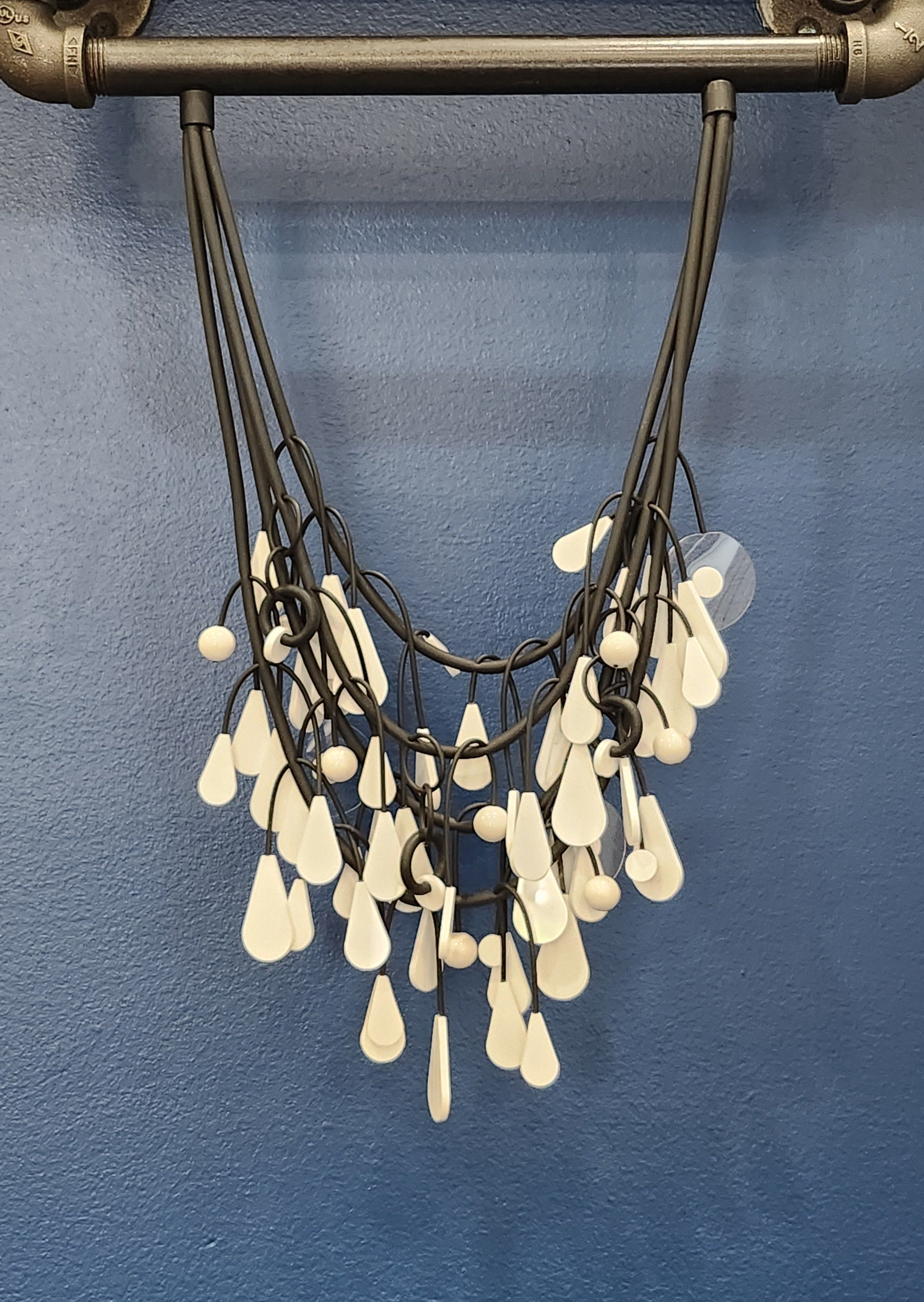 LIGHT SNOW NECKLACE
