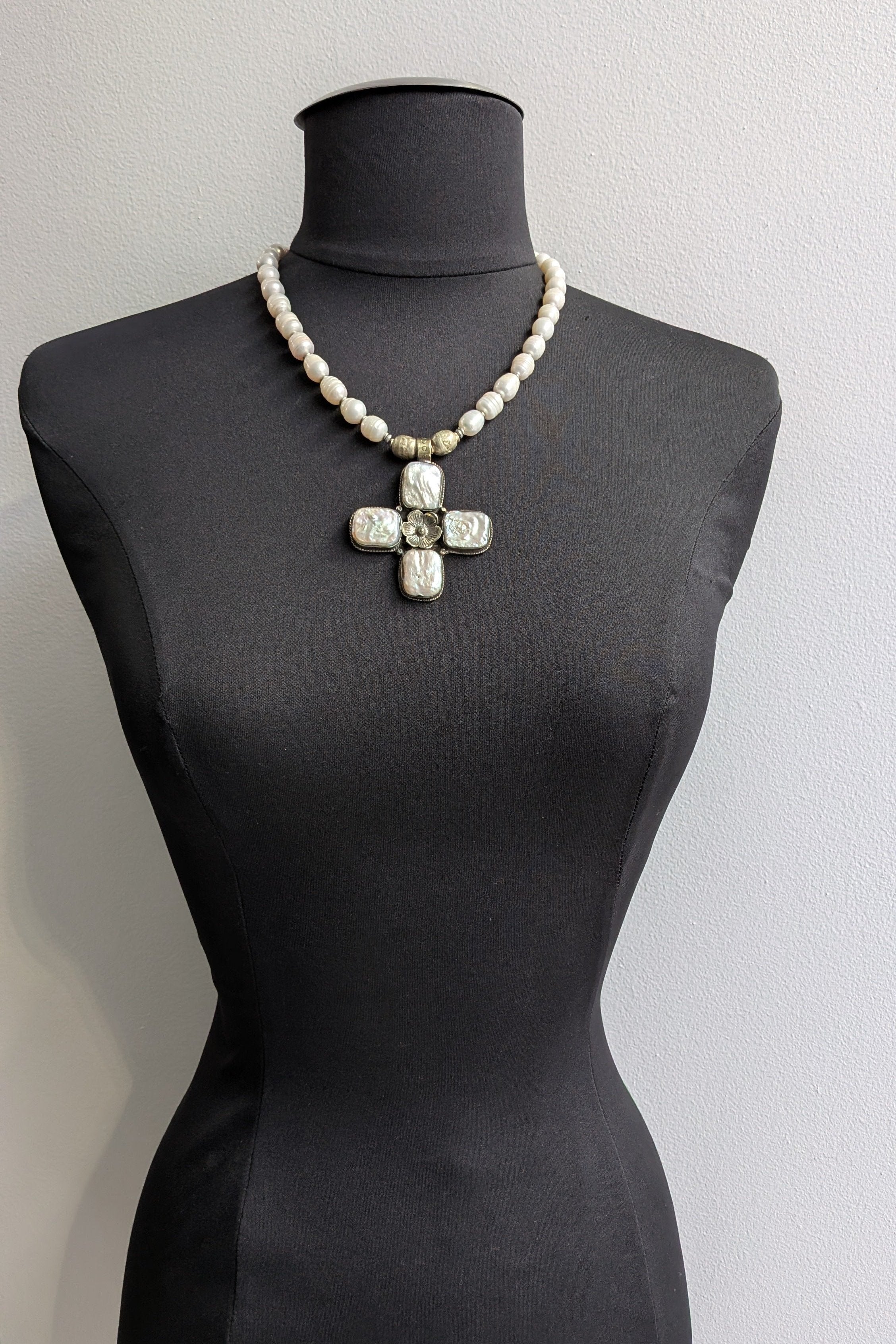 LiLi The First boutique - Mya Lambrecht short cross necklace