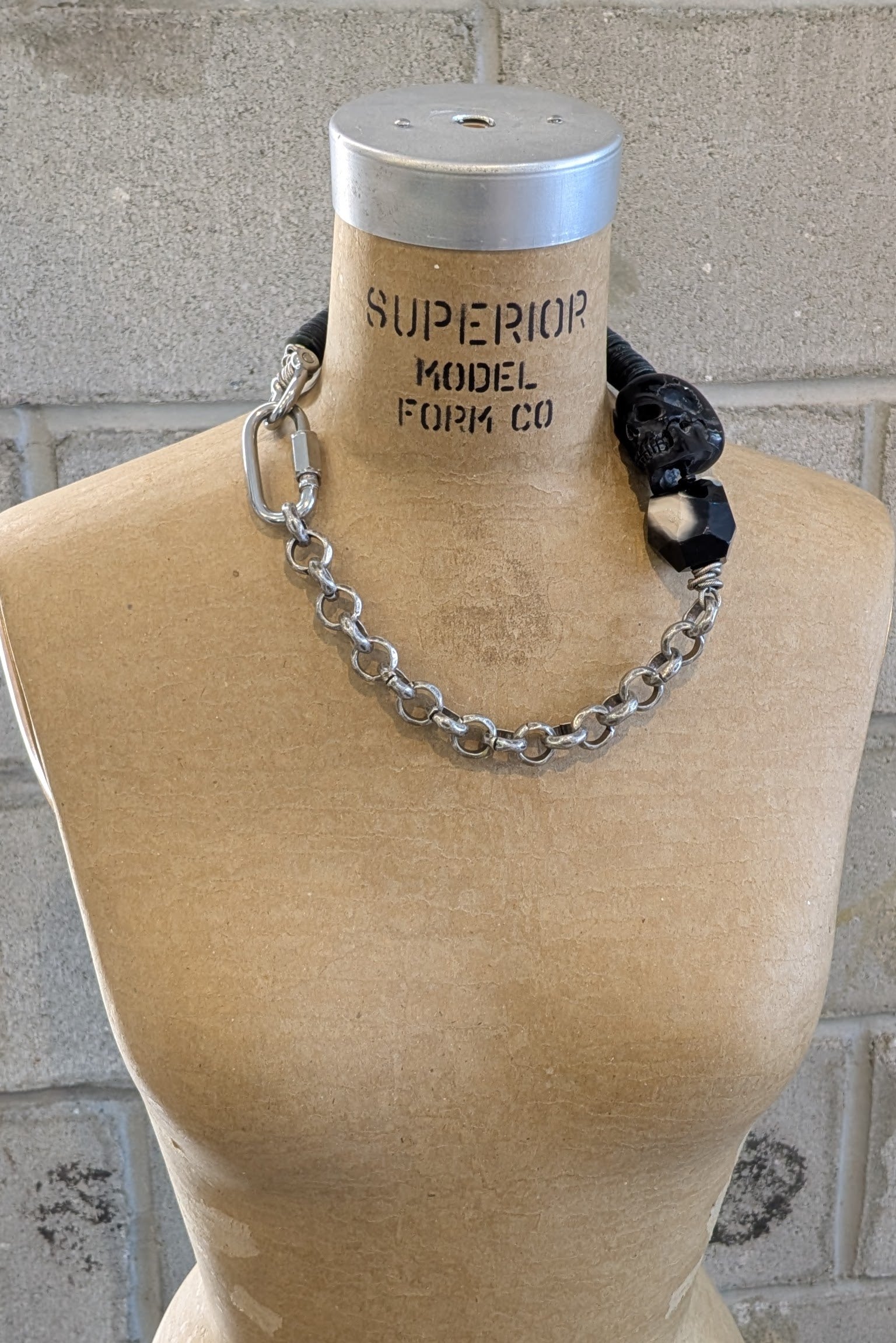 Mya Lambrecht - Horn skull necklace
