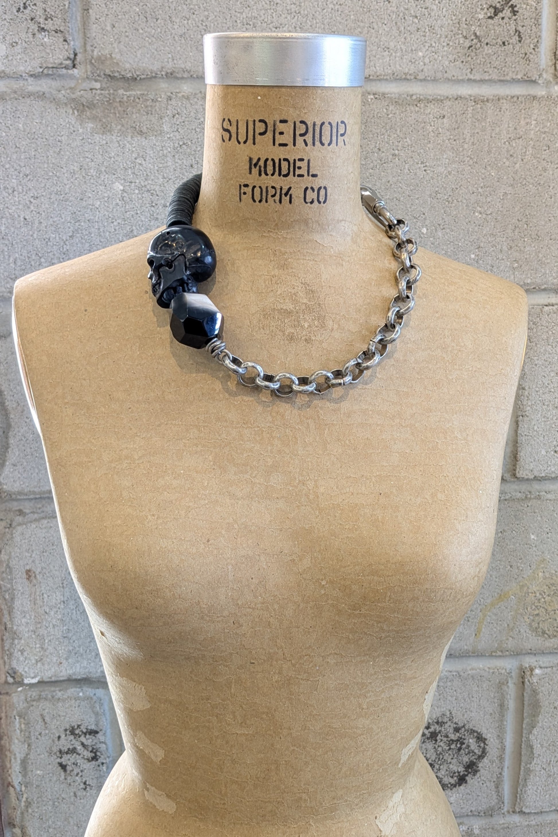 Mya Lambrecht - Horn skull necklace