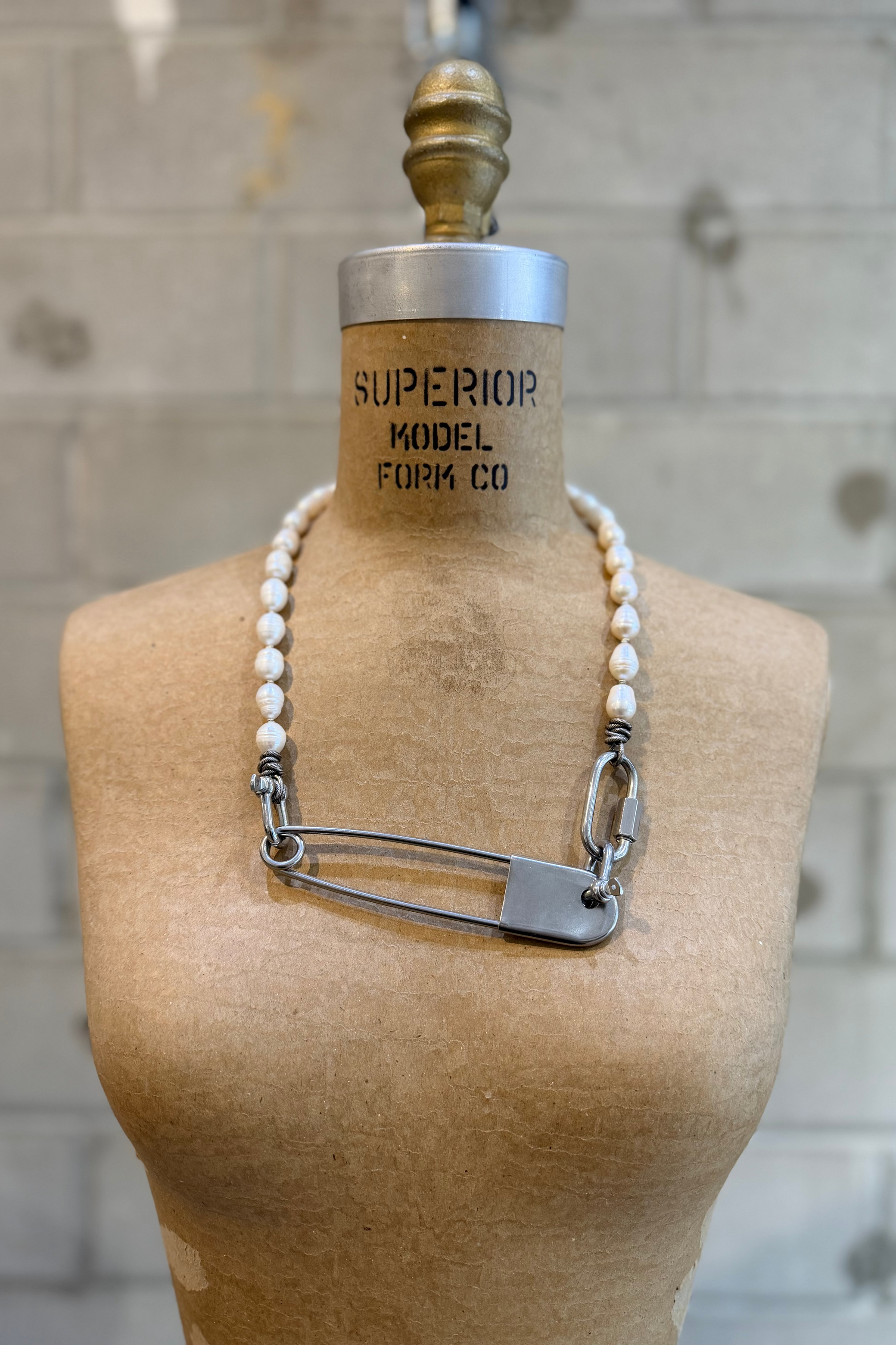 Mya Lambrecht - Necklace - Pearls - Extra large safety pin