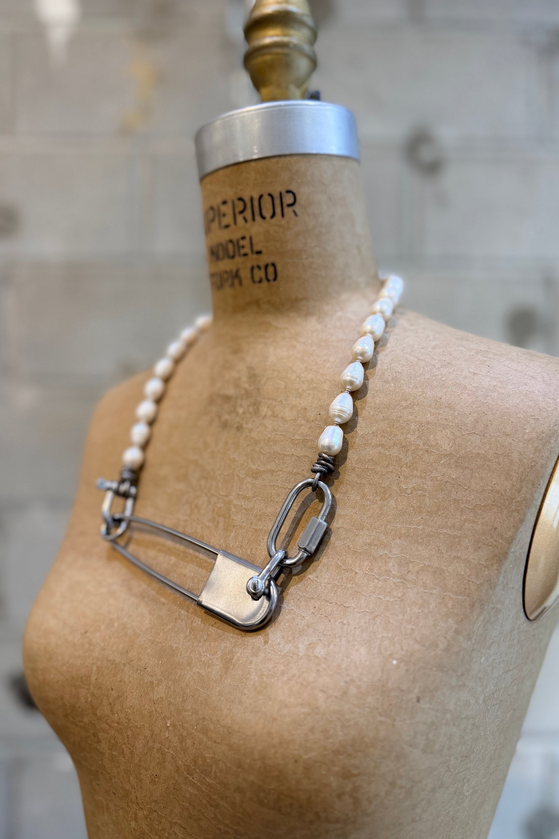 Mya Lambrecht - Necklace - Pearls - Extra large safety pin