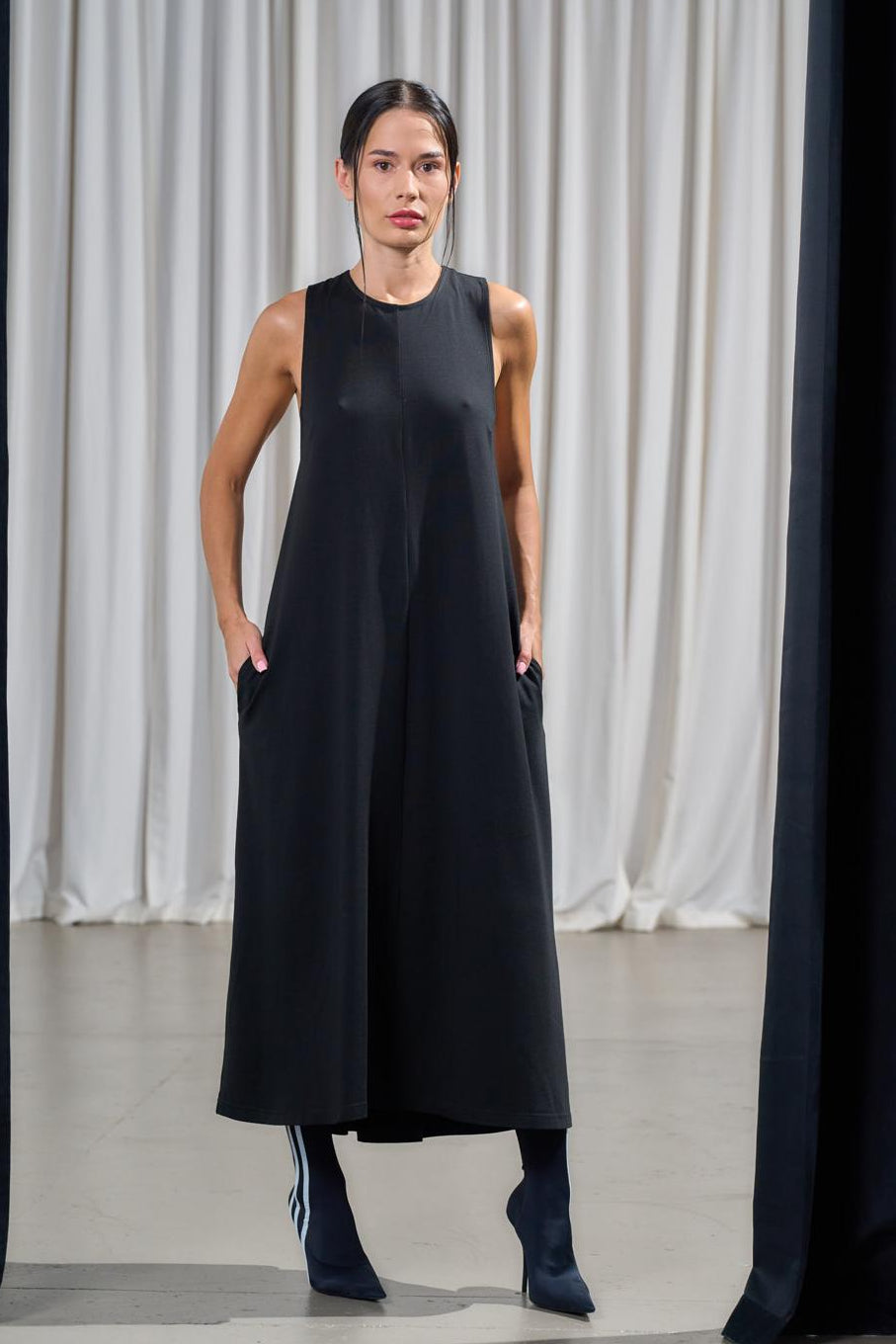 NY77 Design - Dress - Maxi - Cross straps back - Black
