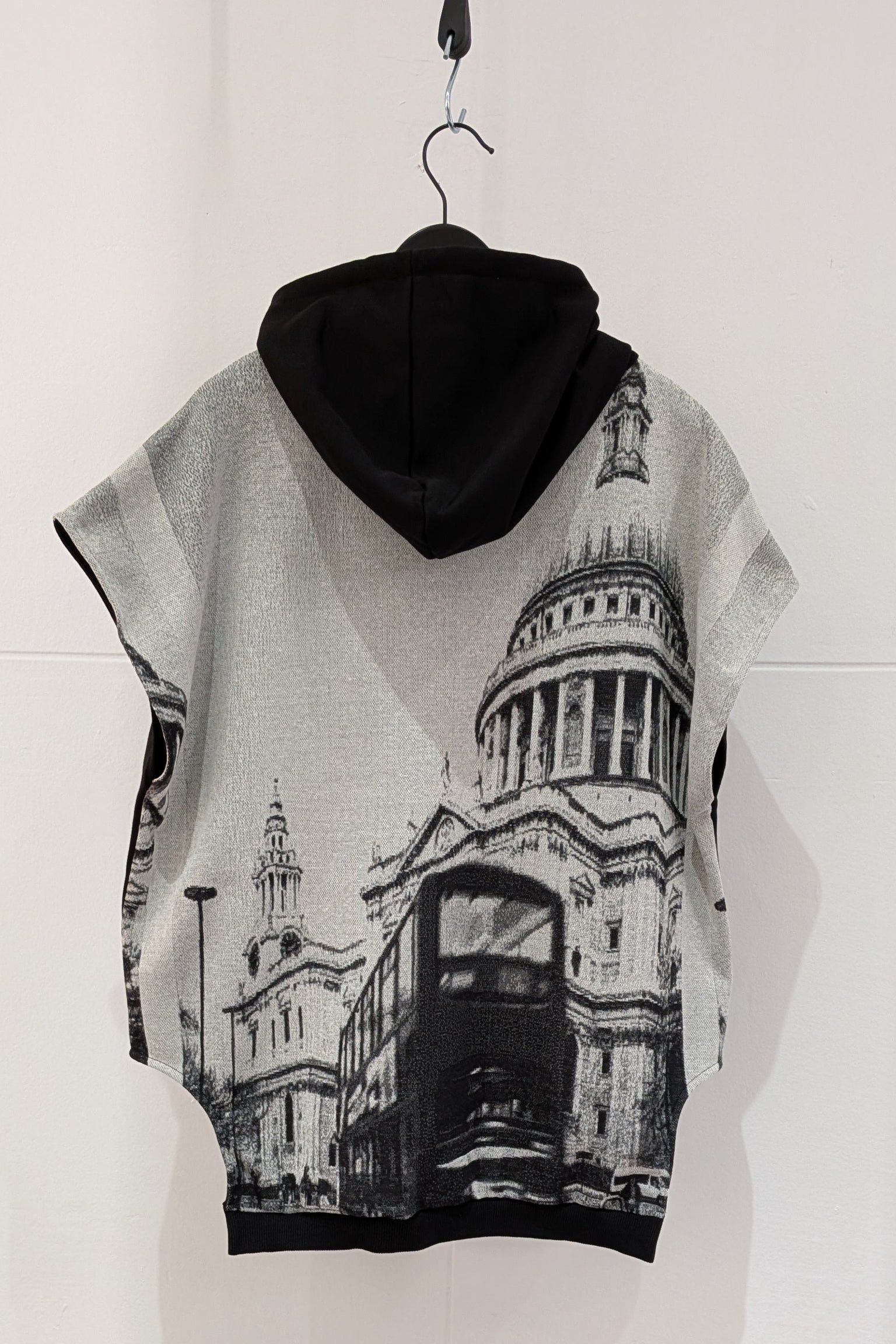 NY77 Design unisex hooded vest - London. Streetwear.
