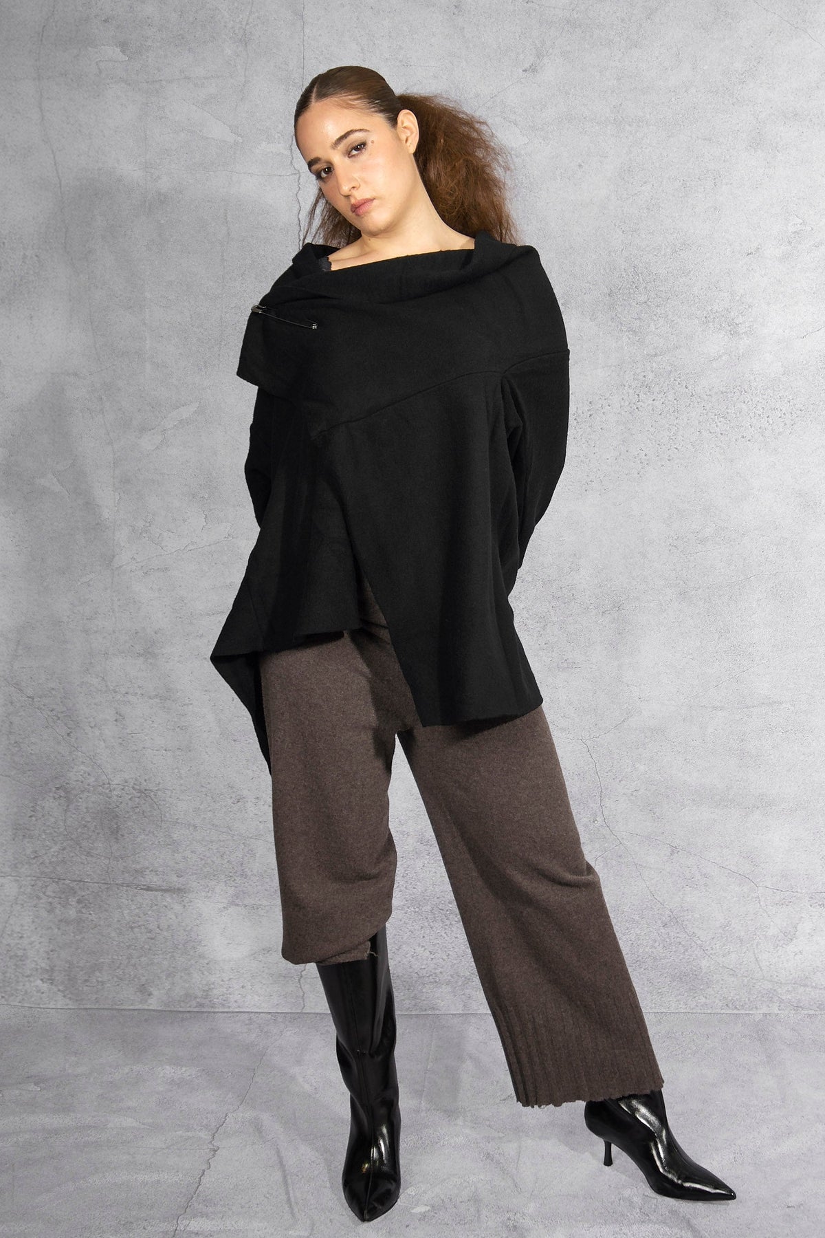 Serienumerica - sweater - cashmere - recycled cashmere - asymmetric - cropped pants Taupe