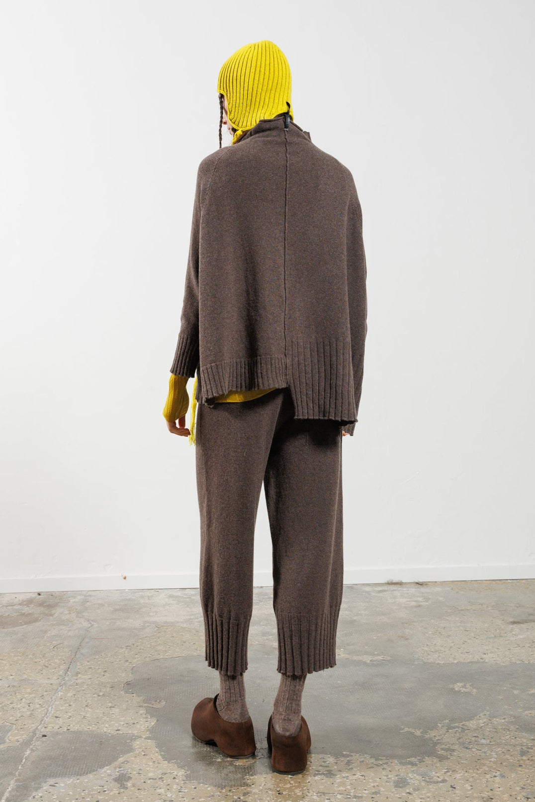 Serienumerica - sweater - cashmere - recycled cashmere - asymmetric - cropped pants Taupe