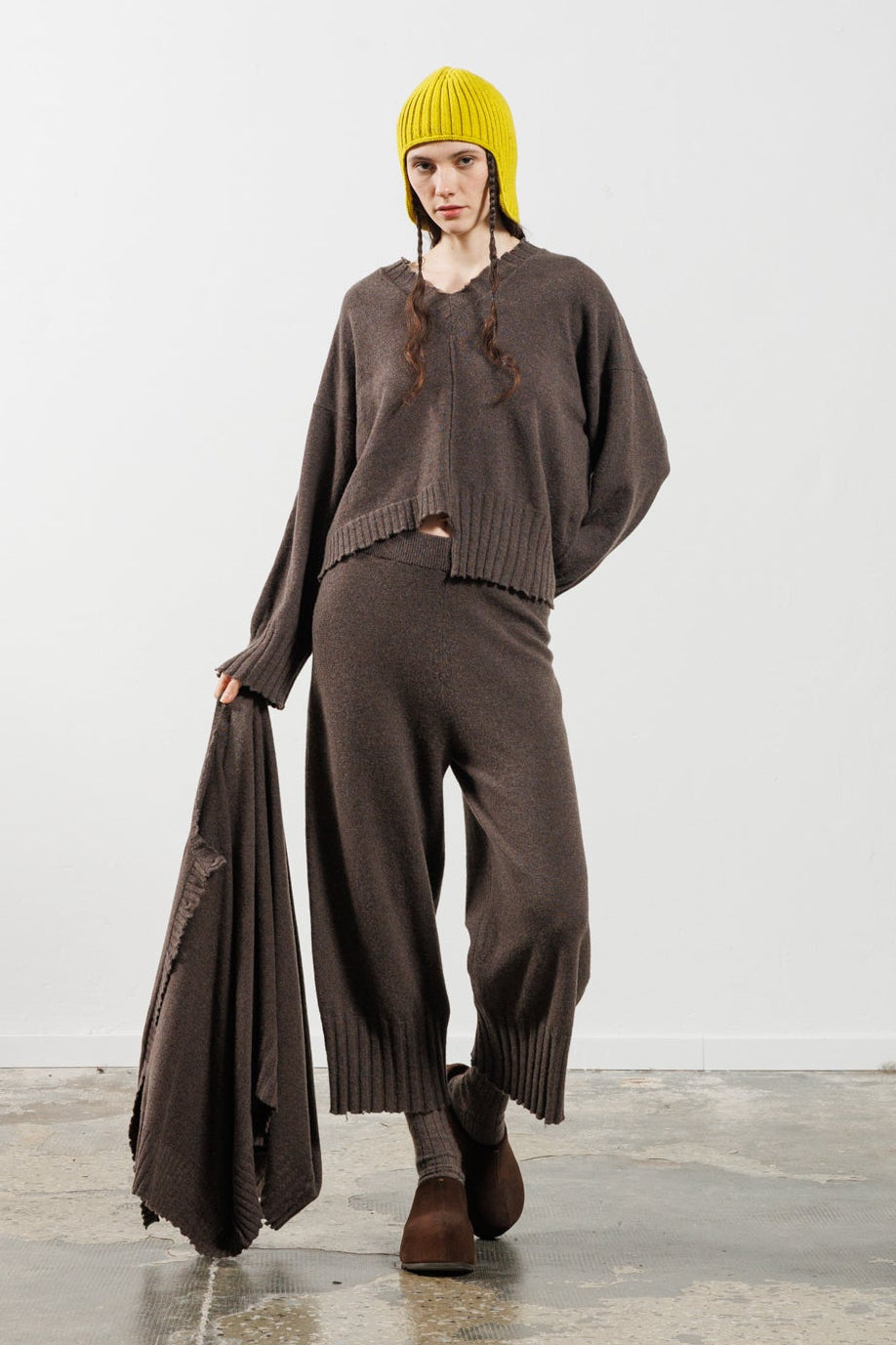 Serienumerica - sweater - cashmere - recycled cashmere - asymmetric - cropped pants Taupe