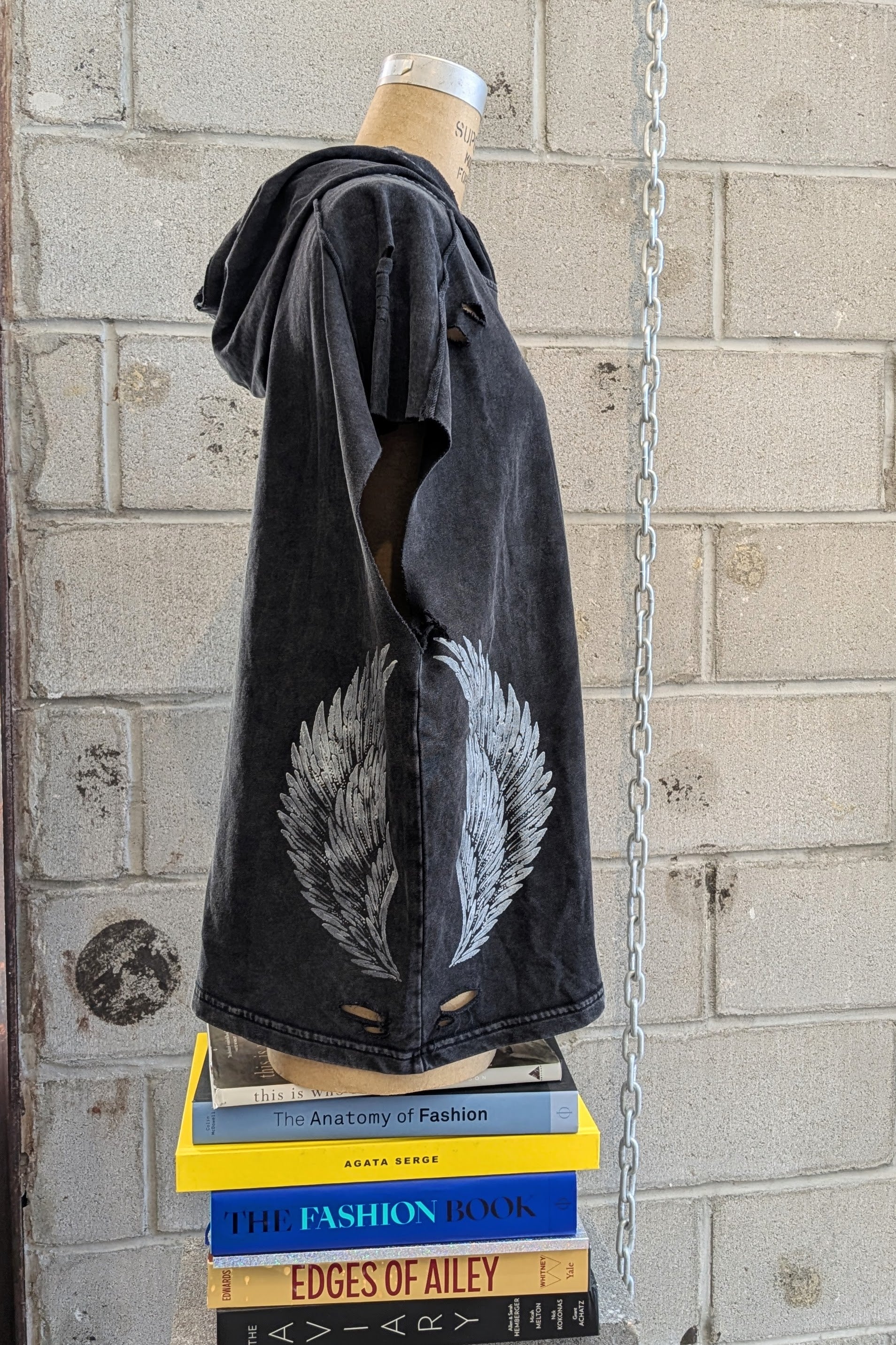 Sleeveless hoodie - distressed - cotton - wings or skull