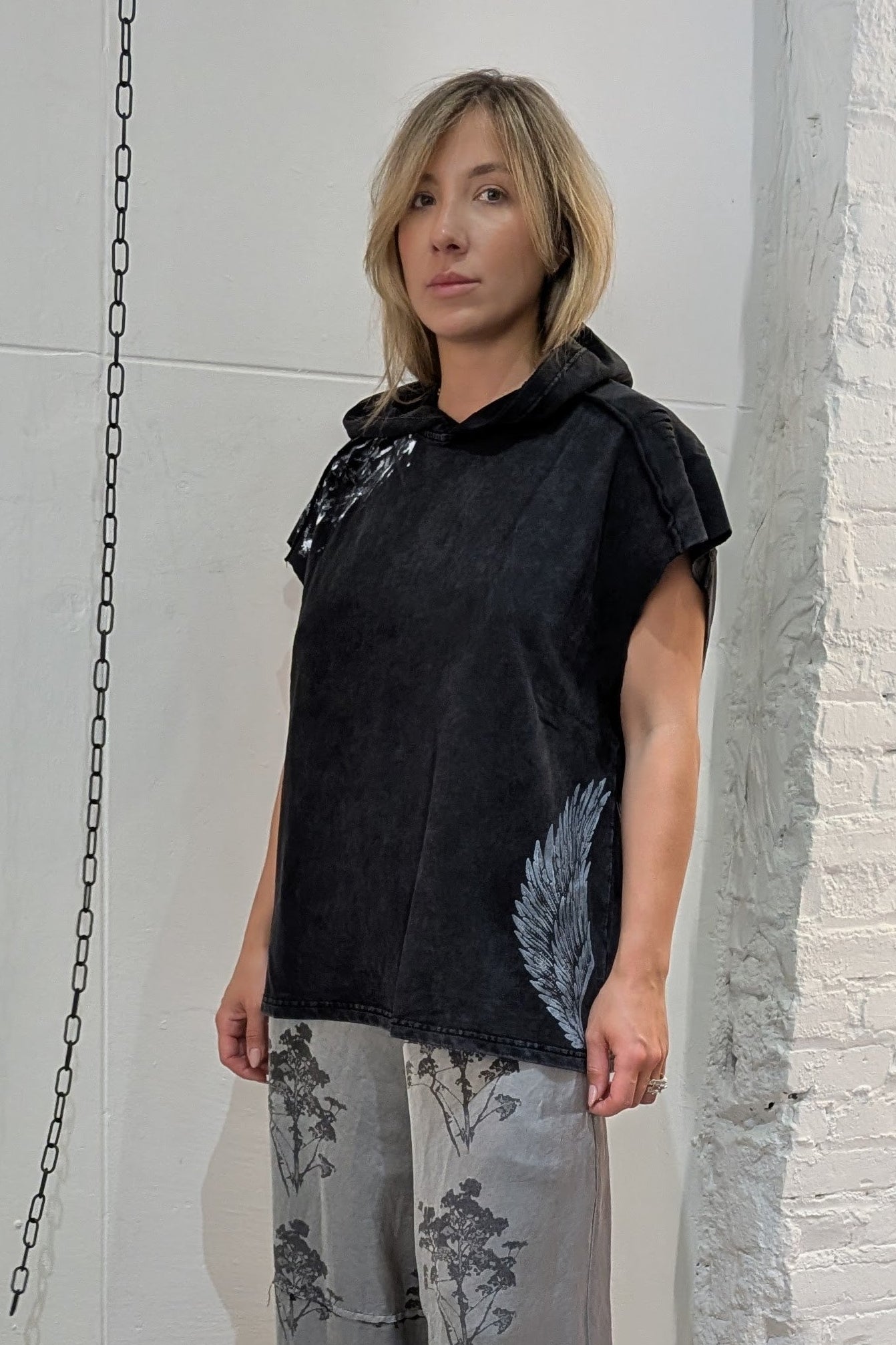 Sleeveless hoodie - distressed - cotton - wings or skull