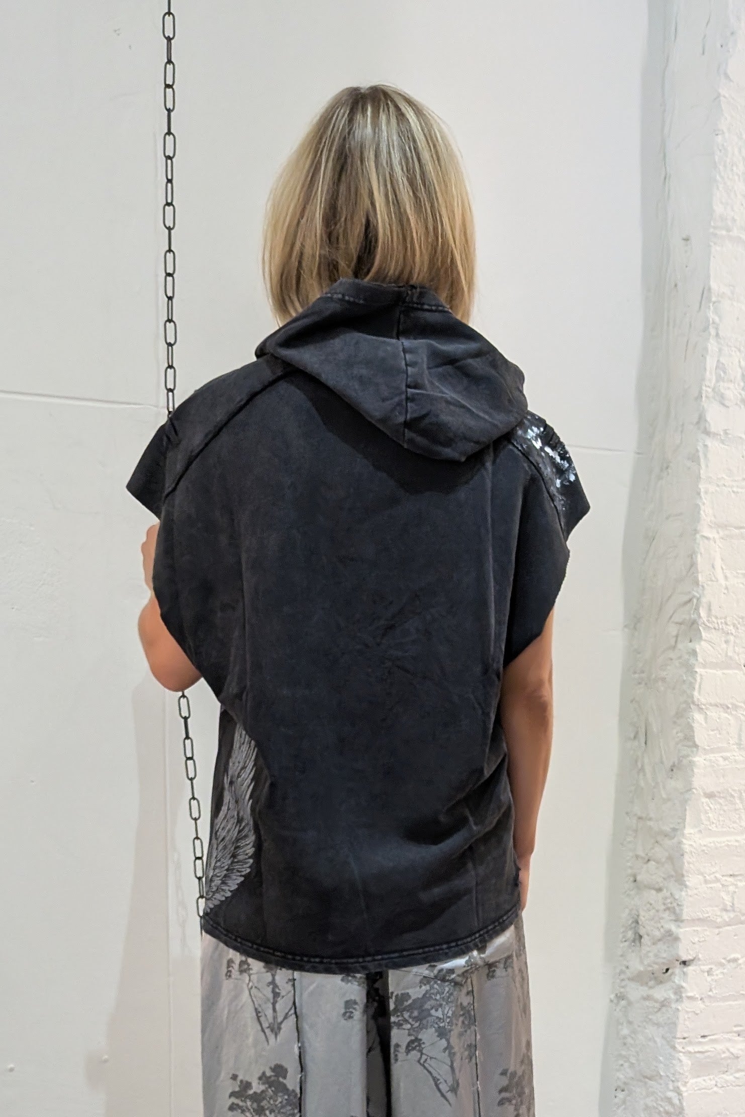 Sleeveless hoodie - distressed - cotton - wings or skull