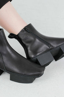 Trippen Fannie ankle boots Booties iconic split sole black leather, square toe, Avant-Garde style
