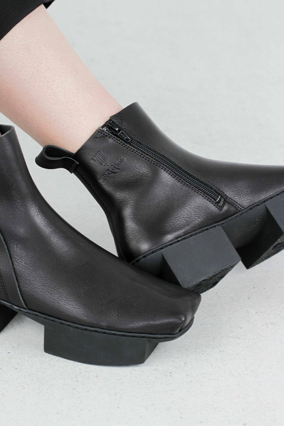 Trippen Fannie ankle boots Booties iconic split sole black leather, square toe, Avant-Garde style