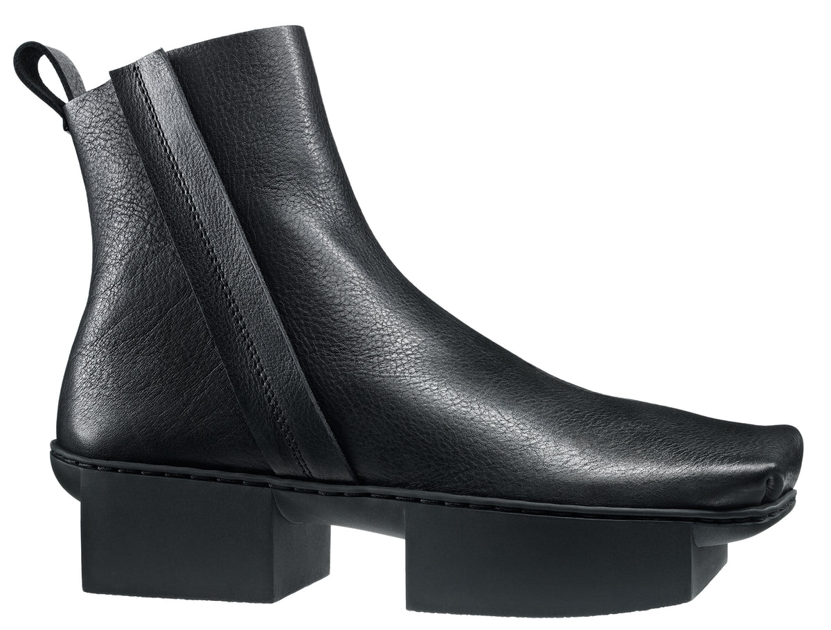 Trippen Fannie ankle boots Booties iconic split sole black leather, square toe, Avant-Garde style