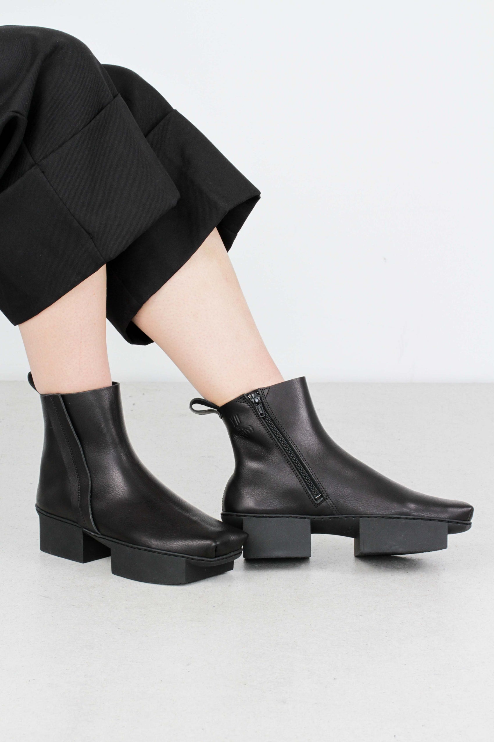 Trippen Fannie ankle boots Booties iconic split sole black leather, square toe, Avant-Garde style