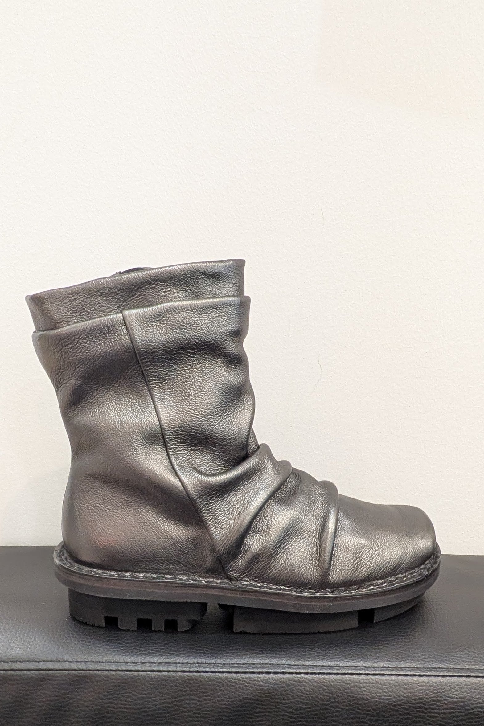 Trippen Juice flat booties metallic steel leather, square toe, side zipper total comfort, NYC LiLi The First