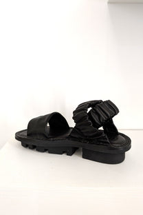 Trippen Synchron flat sandals slide on in black leather and scrunchy straps, walk in comfort