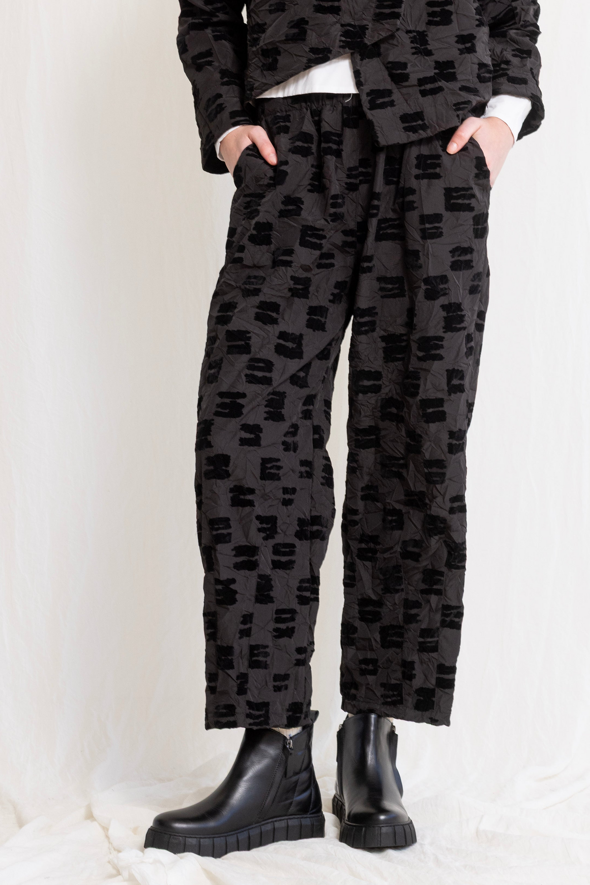 Gershon Bram - Pants - Elastic waist - Wrinkled texture - Black