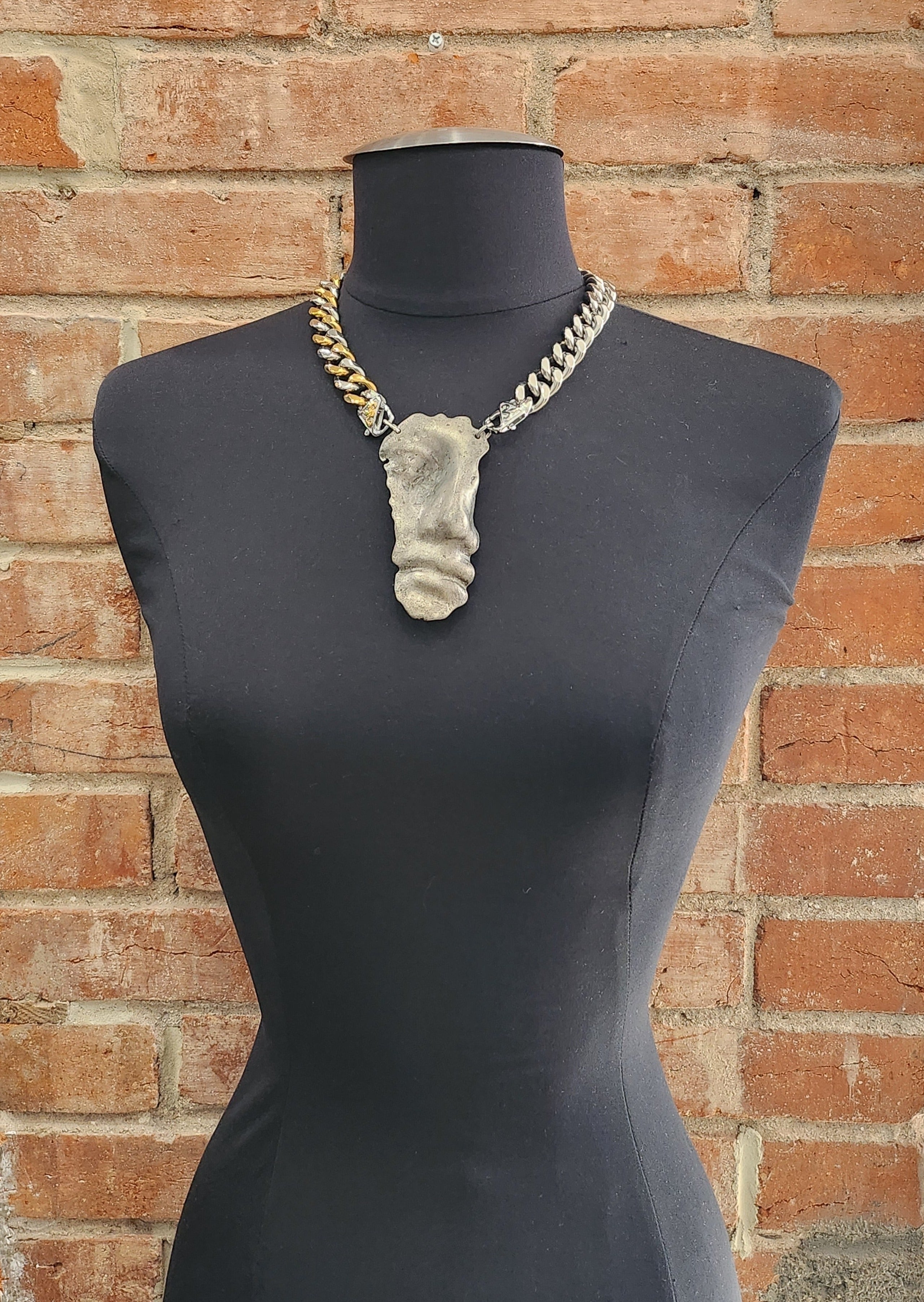 SCULPTURE NECKLACE