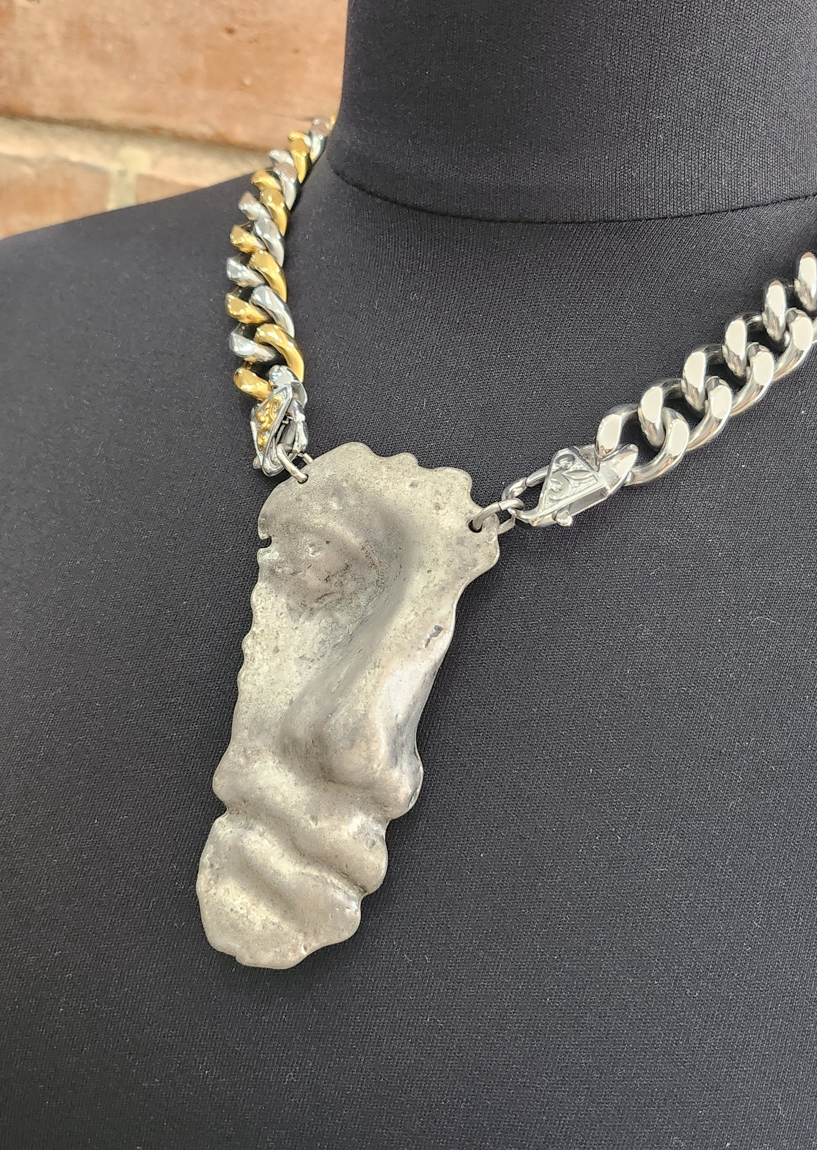 SCULPTURE NECKLACE