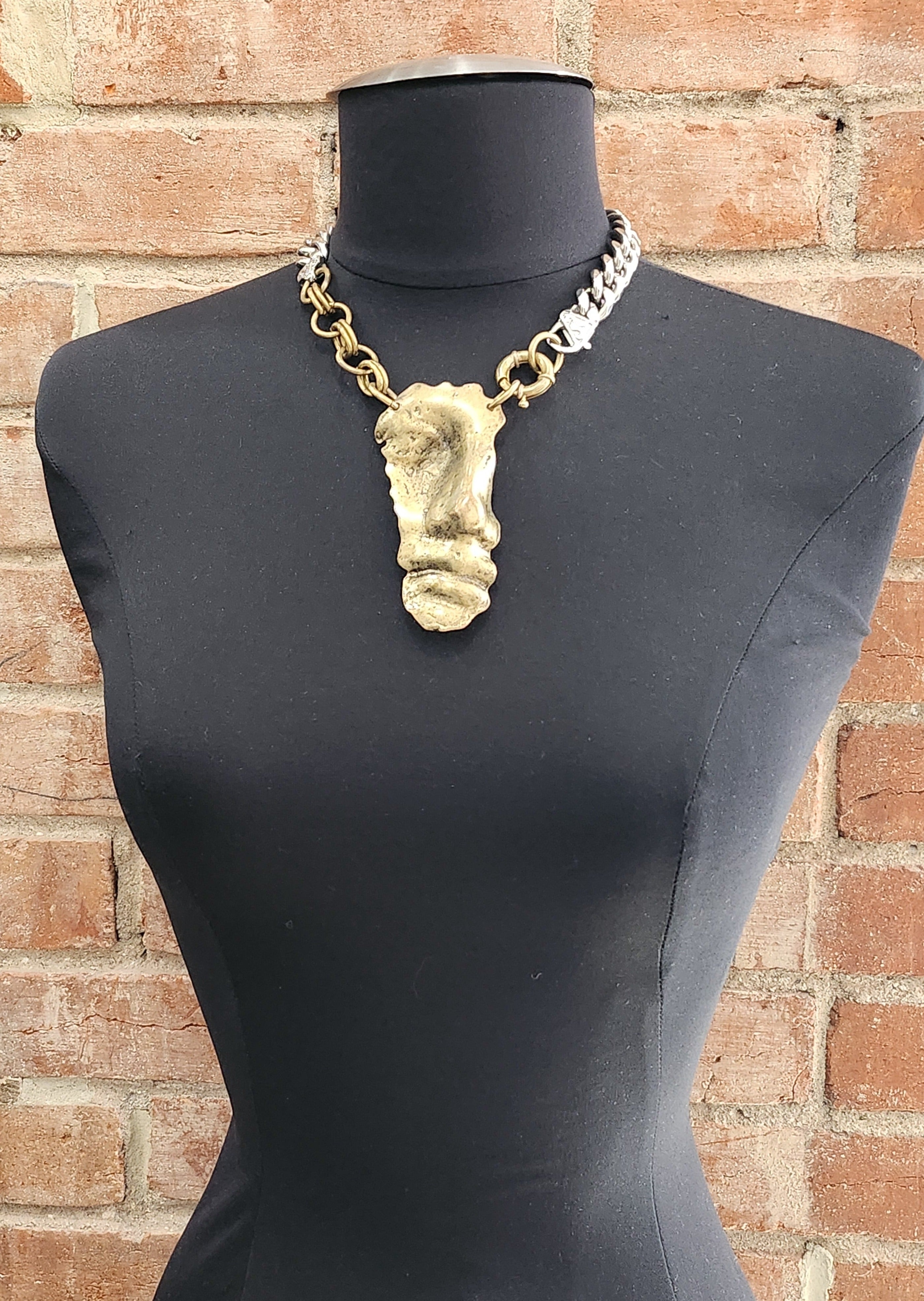 SCULPTURE NECKLACE