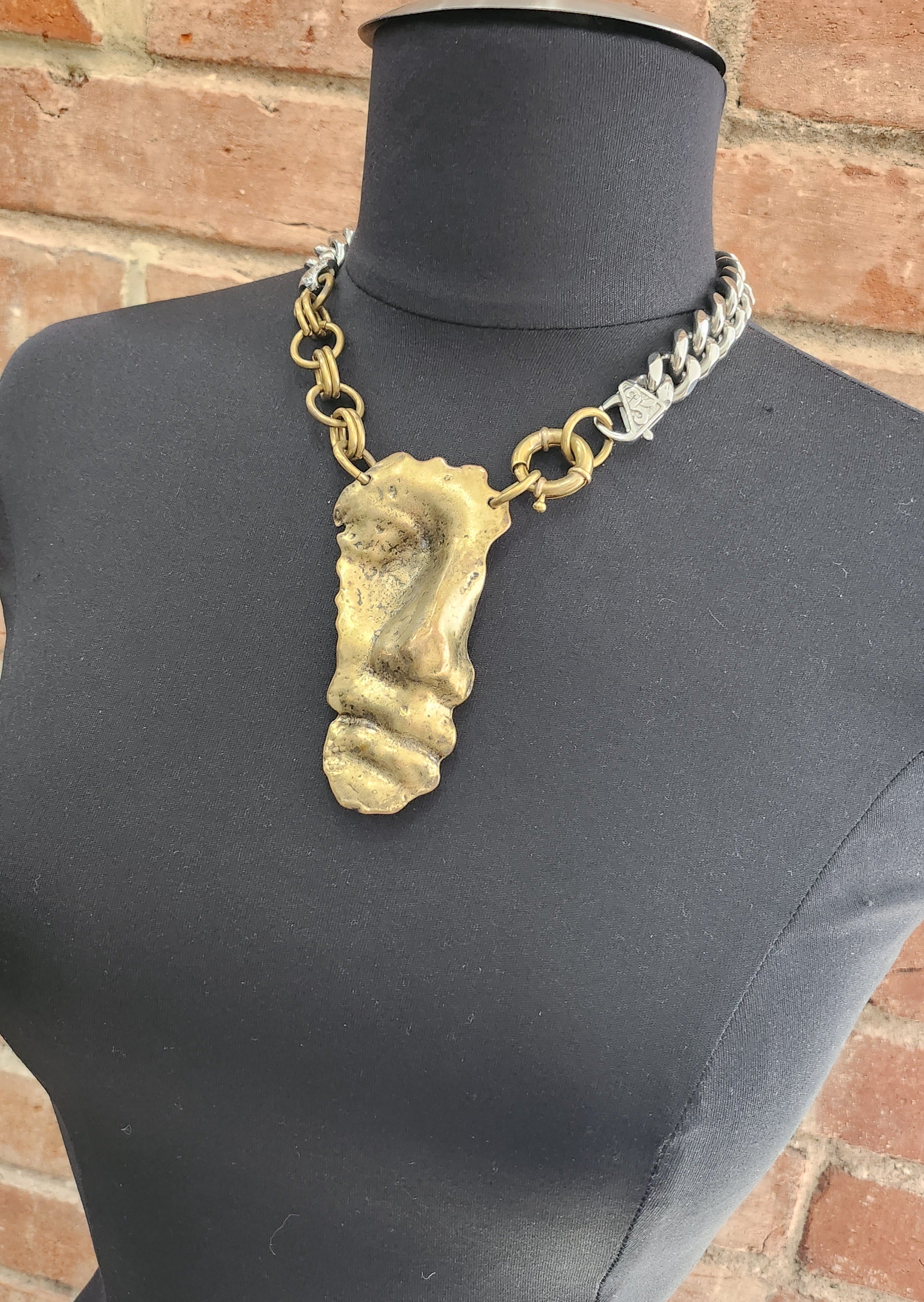 SCULPTURE NECKLACE